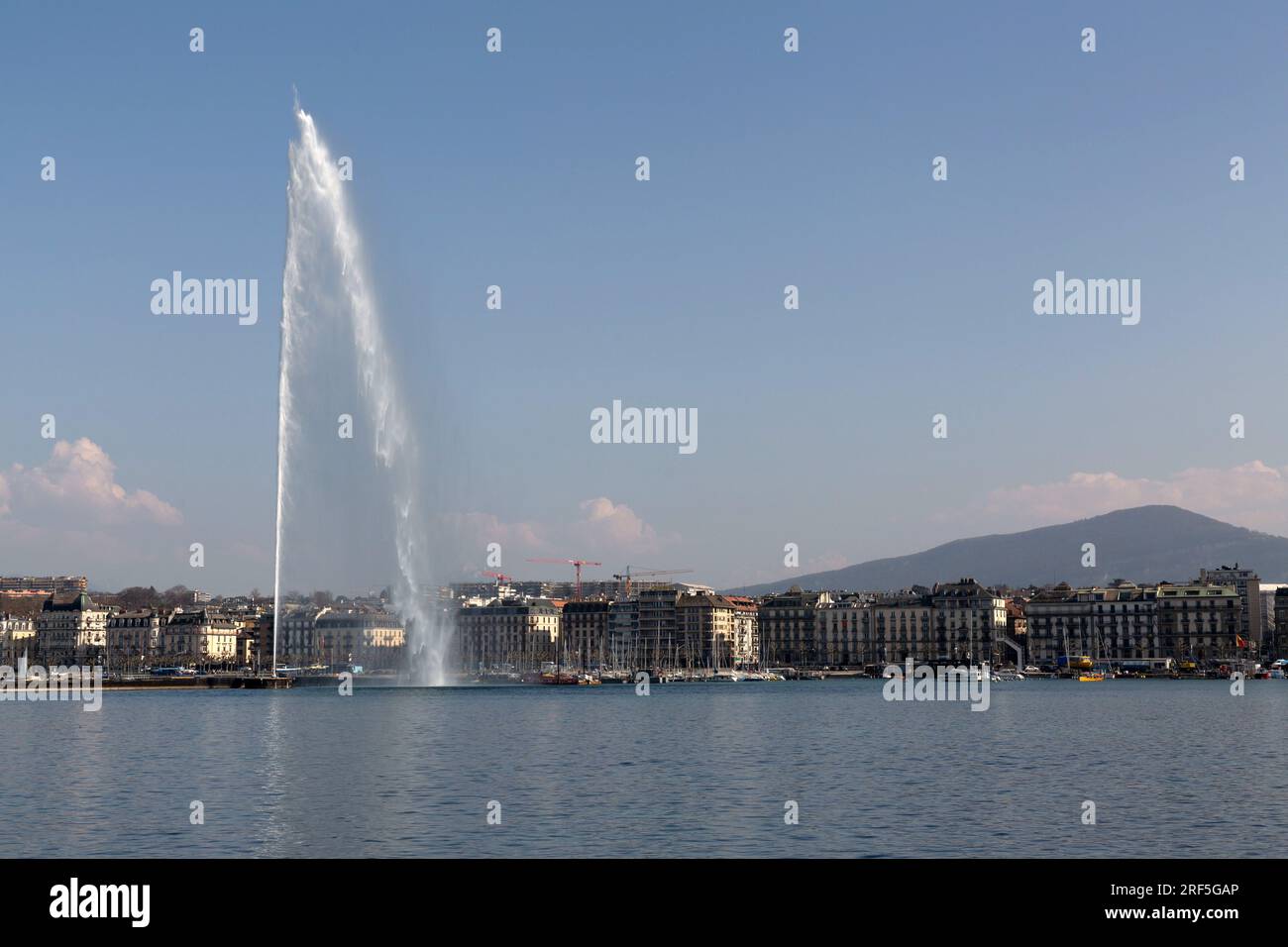 Genf, Schweiz - 25. März 2022: Der Jet d'Eau ist ein großer Brunnen in Genf, Schweiz und eines der berühmtesten Wahrzeichen der Stadt. Stockfoto