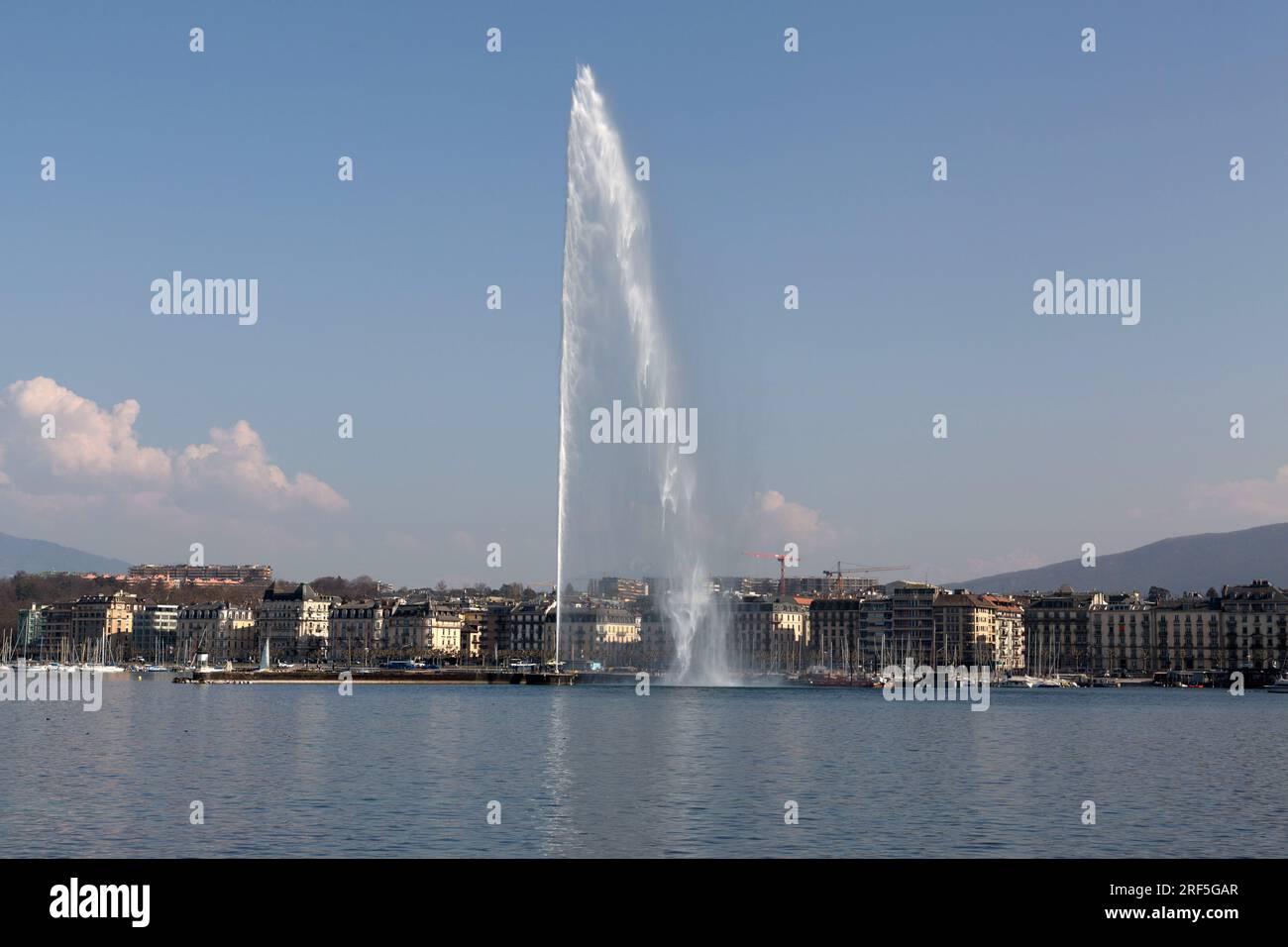 Genf, Schweiz - 25. März 2022: Der Jet d'Eau ist ein großer Brunnen in Genf, Schweiz und eines der berühmtesten Wahrzeichen der Stadt. Stockfoto