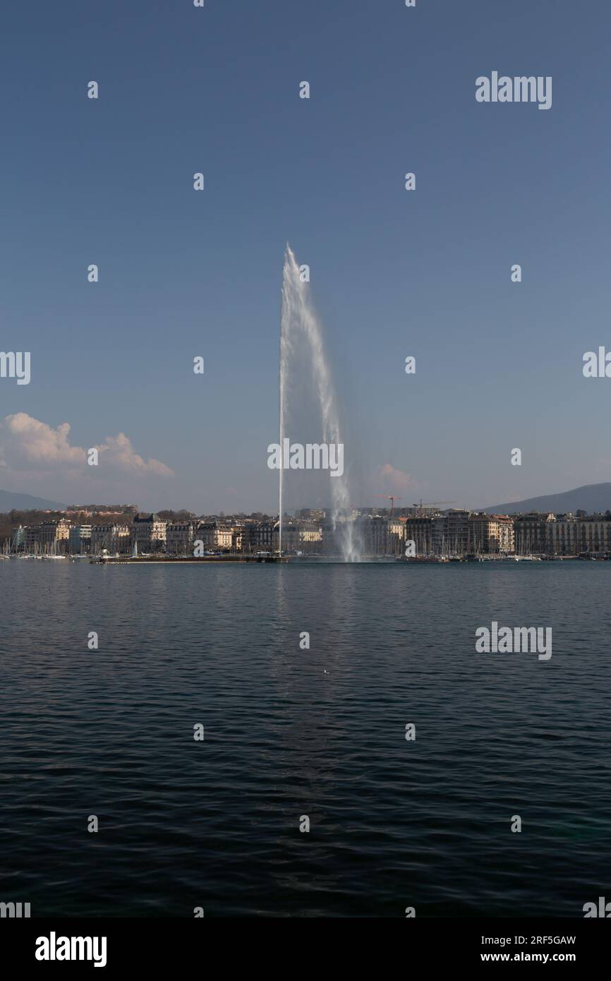 Genf, Schweiz - 25. März 2022: Der Jet d'Eau ist ein großer Brunnen in Genf, Schweiz und eines der berühmtesten Wahrzeichen der Stadt. Stockfoto
