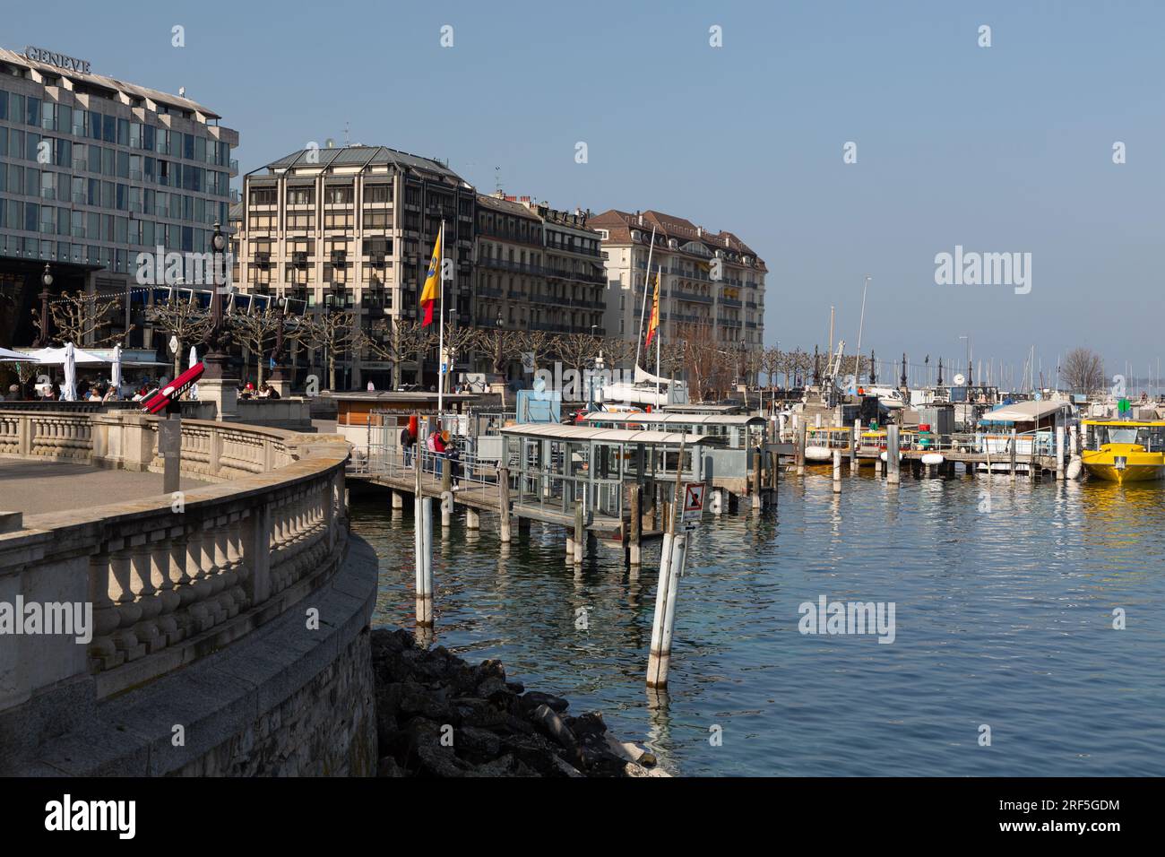 Genf, Schweiz - 25. März 2022: Malerischer Blick vom Genfer See an der Bucht von Genf, dem französischen Teil der Schweiz. Stockfoto