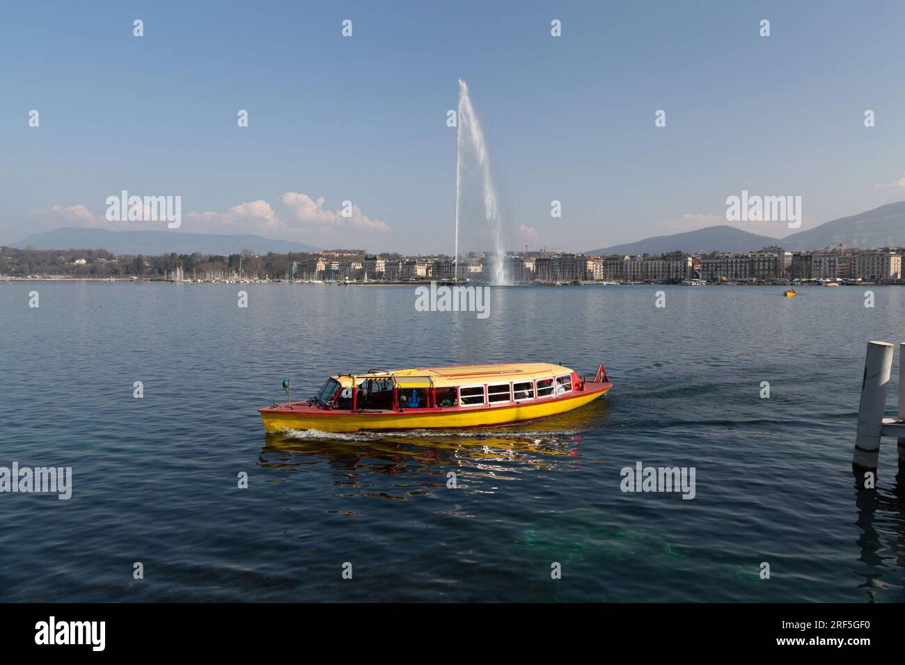 Genf, Schweiz - 25. März 2022: Der Jet d'Eau ist ein großer Brunnen in Genf, Schweiz und eines der berühmtesten Wahrzeichen der Stadt. Stockfoto