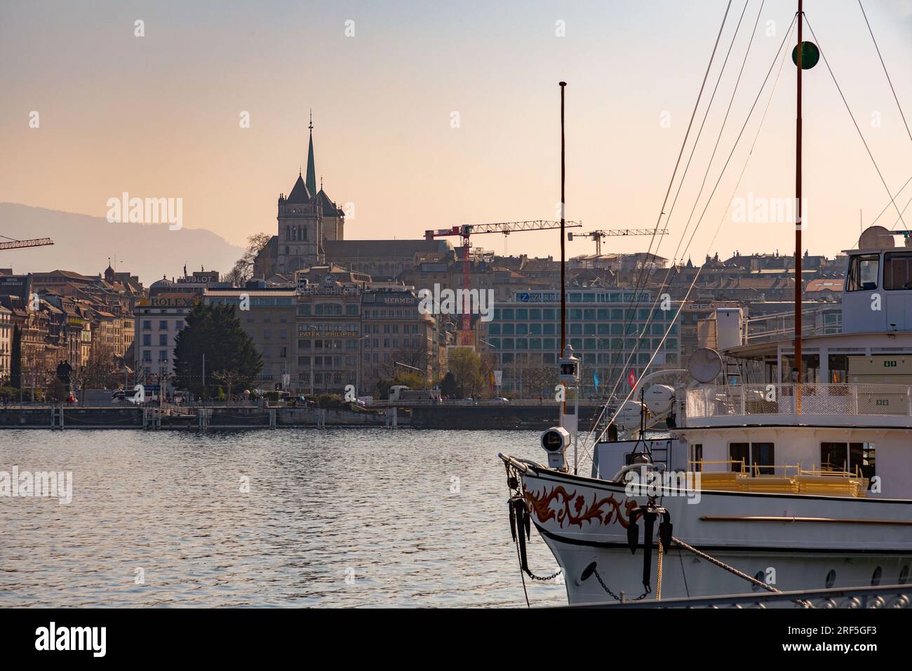 Genf, Schweiz - 25. März 2022: Malerischer Blick vom Genfer See an der Bucht von Genf, dem französischen Teil der Schweiz. Stockfoto