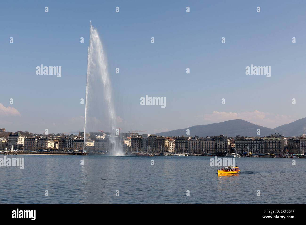 Genf, Schweiz - 25. März 2022: Der Jet d'Eau ist ein großer Brunnen in Genf, Schweiz und eines der berühmtesten Wahrzeichen der Stadt. Stockfoto