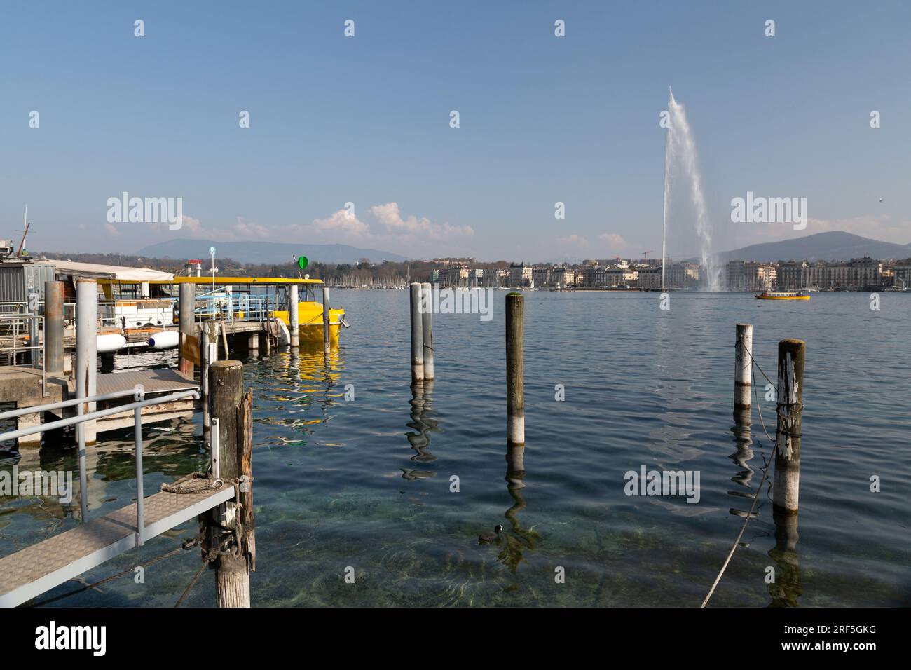 Genf, Schweiz - 25. März 2022: Malerischer Blick vom Genfer See an der Bucht von Genf, dem französischen Teil der Schweiz. Stockfoto