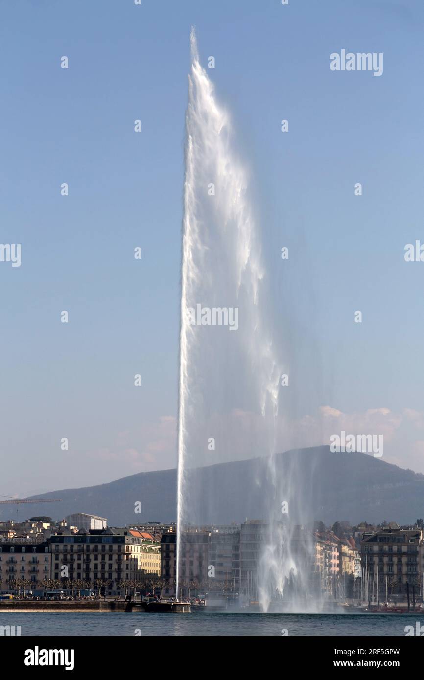 Genf, Schweiz - 25. März 2022: Der Jet d'Eau ist ein großer Brunnen in Genf, Schweiz und eines der berühmtesten Wahrzeichen der Stadt. Stockfoto