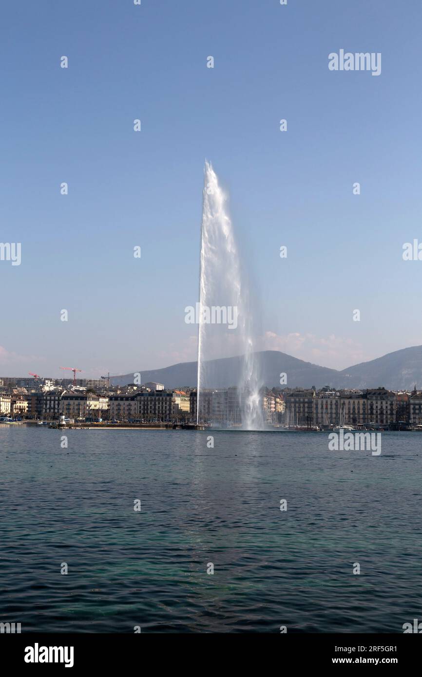 Genf, Schweiz - 25. März 2022: Der Jet d'Eau ist ein großer Brunnen in Genf, Schweiz und eines der berühmtesten Wahrzeichen der Stadt. Stockfoto