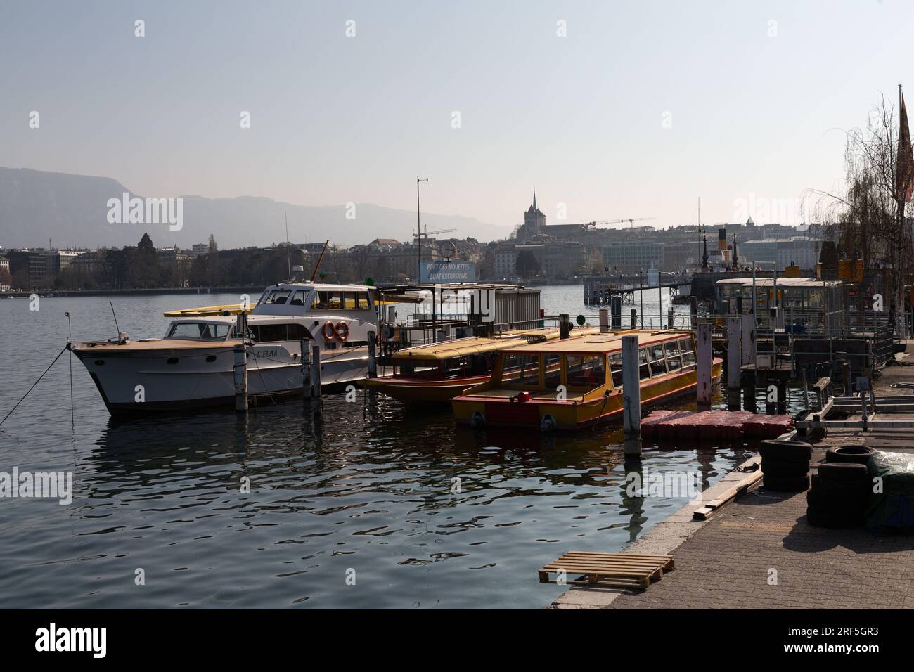 Genf, Schweiz - 25. März 2022: Malerischer Blick vom Genfer See an der Bucht von Genf, dem französischen Teil der Schweiz. Stockfoto