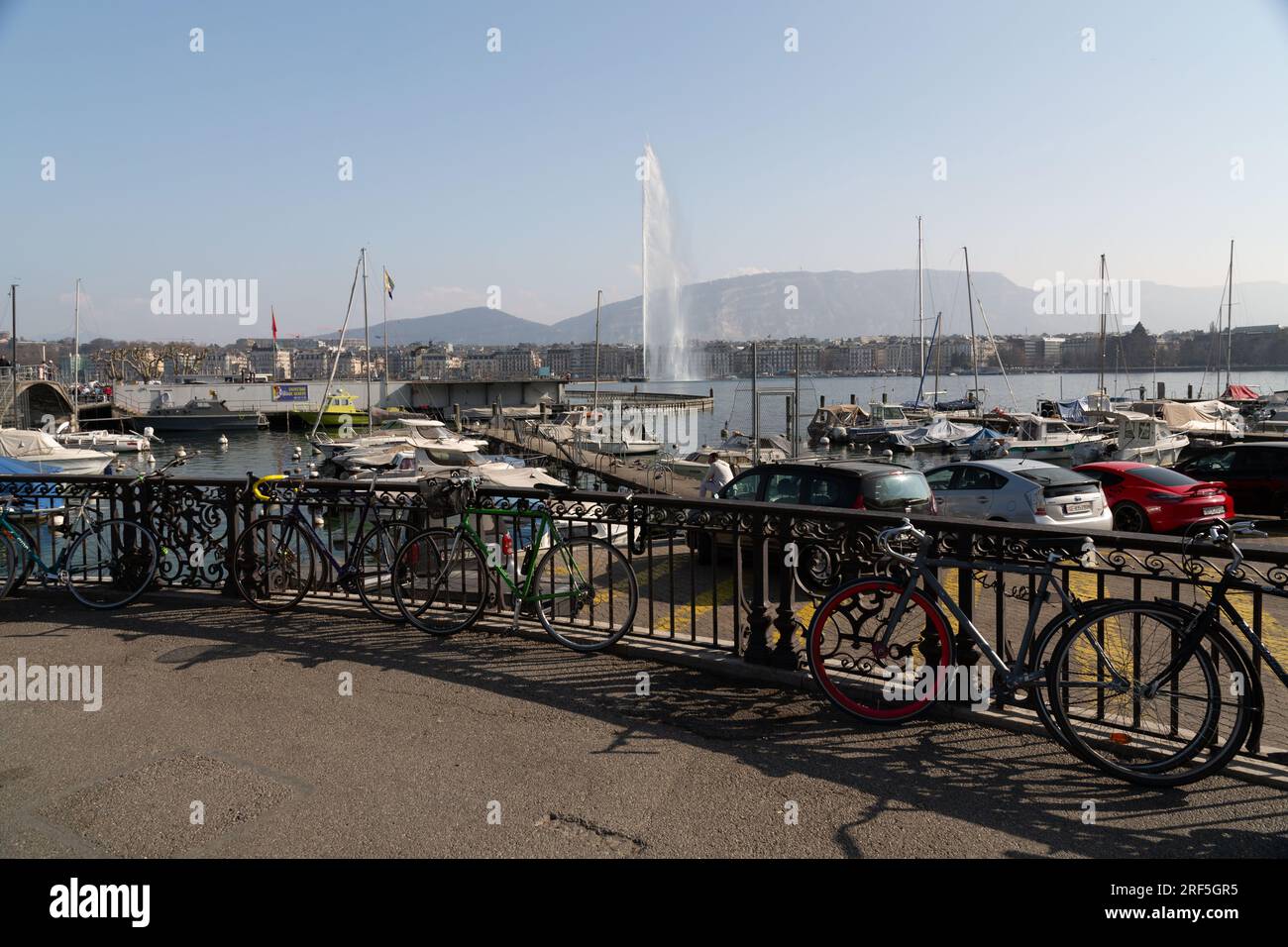 Genf, Schweiz - 25. März 2022: Malerischer Blick vom Genfer See an der Bucht von Genf, dem französischen Teil der Schweiz. Stockfoto