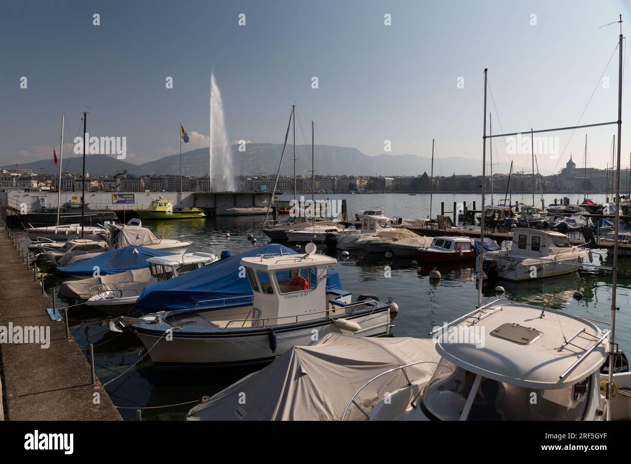 Genf, Schweiz - 25. März 2022: Malerischer Blick vom Genfer See an der Bucht von Genf, dem französischen Teil der Schweiz. Stockfoto