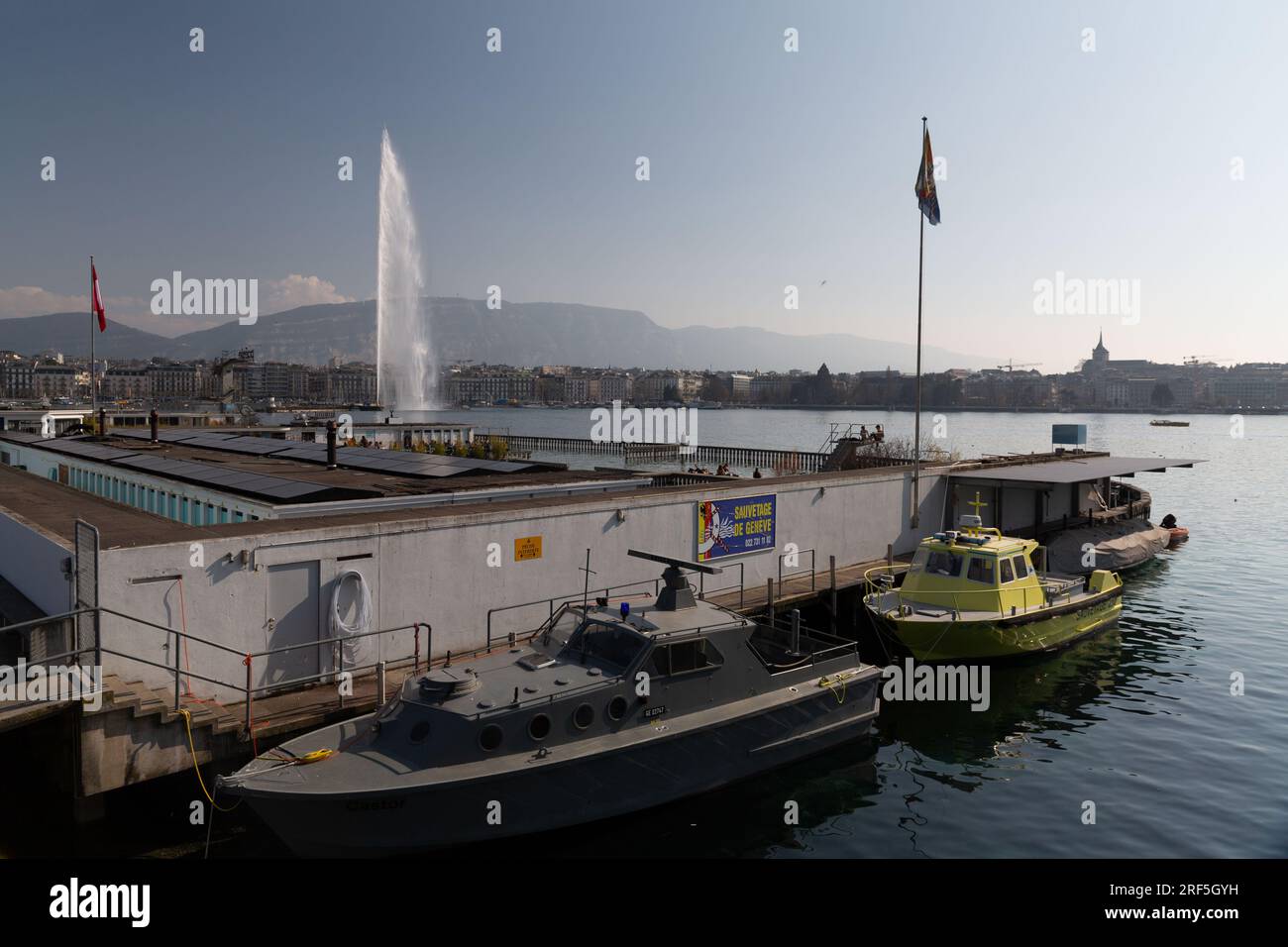 Genf, Schweiz - 25. März 2022: Malerischer Blick vom Genfer See an der Bucht von Genf, dem französischen Teil der Schweiz. Stockfoto