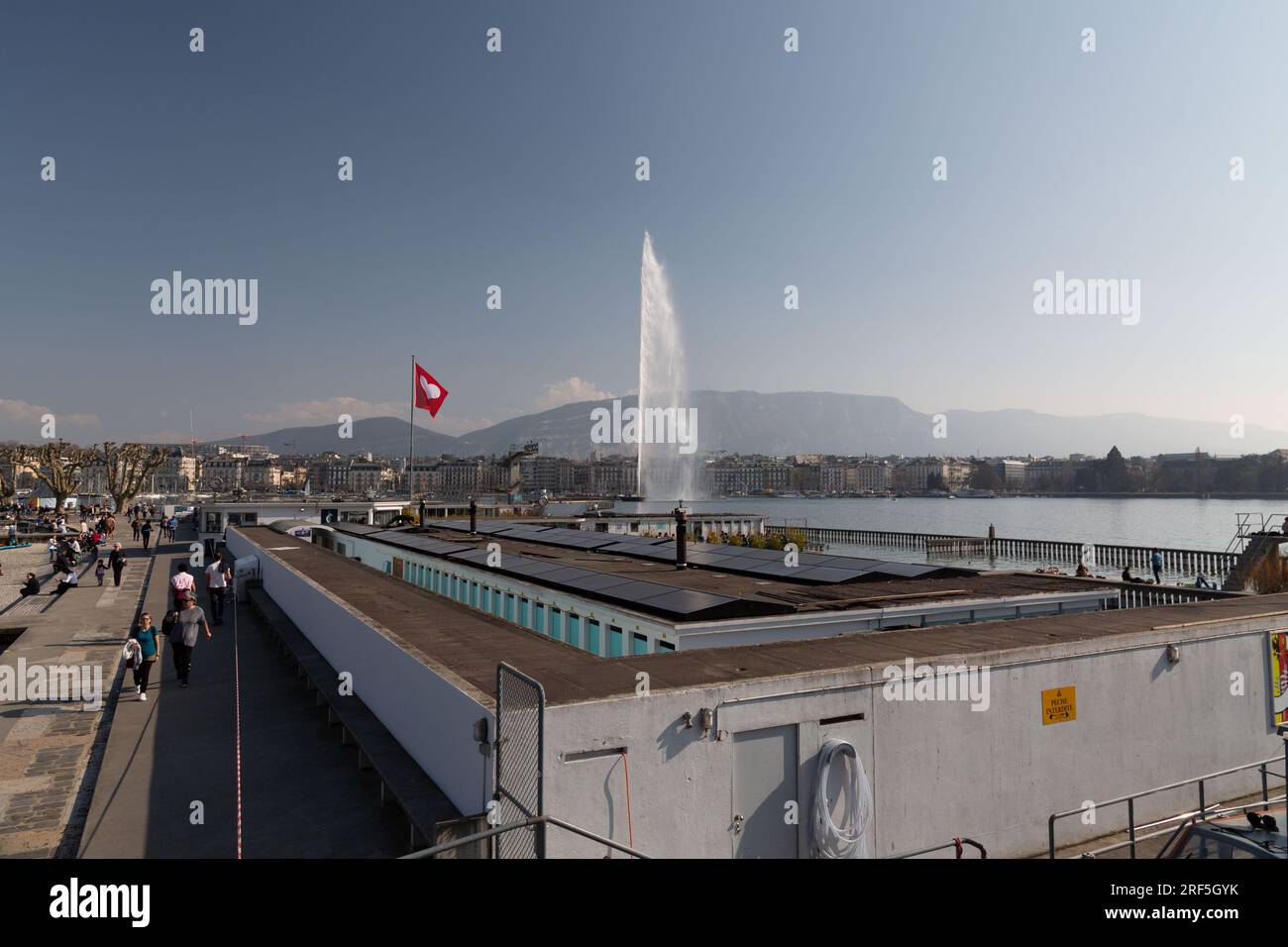 Genf, Schweiz - 25. März 2022: Der Jet d'Eau ist ein großer Brunnen in Genf, Schweiz und eines der berühmtesten Wahrzeichen der Stadt. Stockfoto