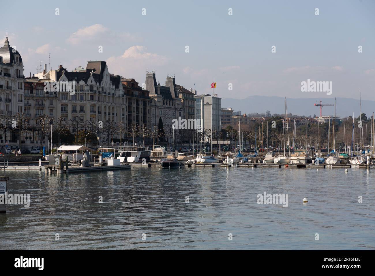 Genf, Schweiz - 25. März 2022: Malerischer Blick vom Genfer See an der Bucht von Genf, dem französischen Teil der Schweiz. Stockfoto