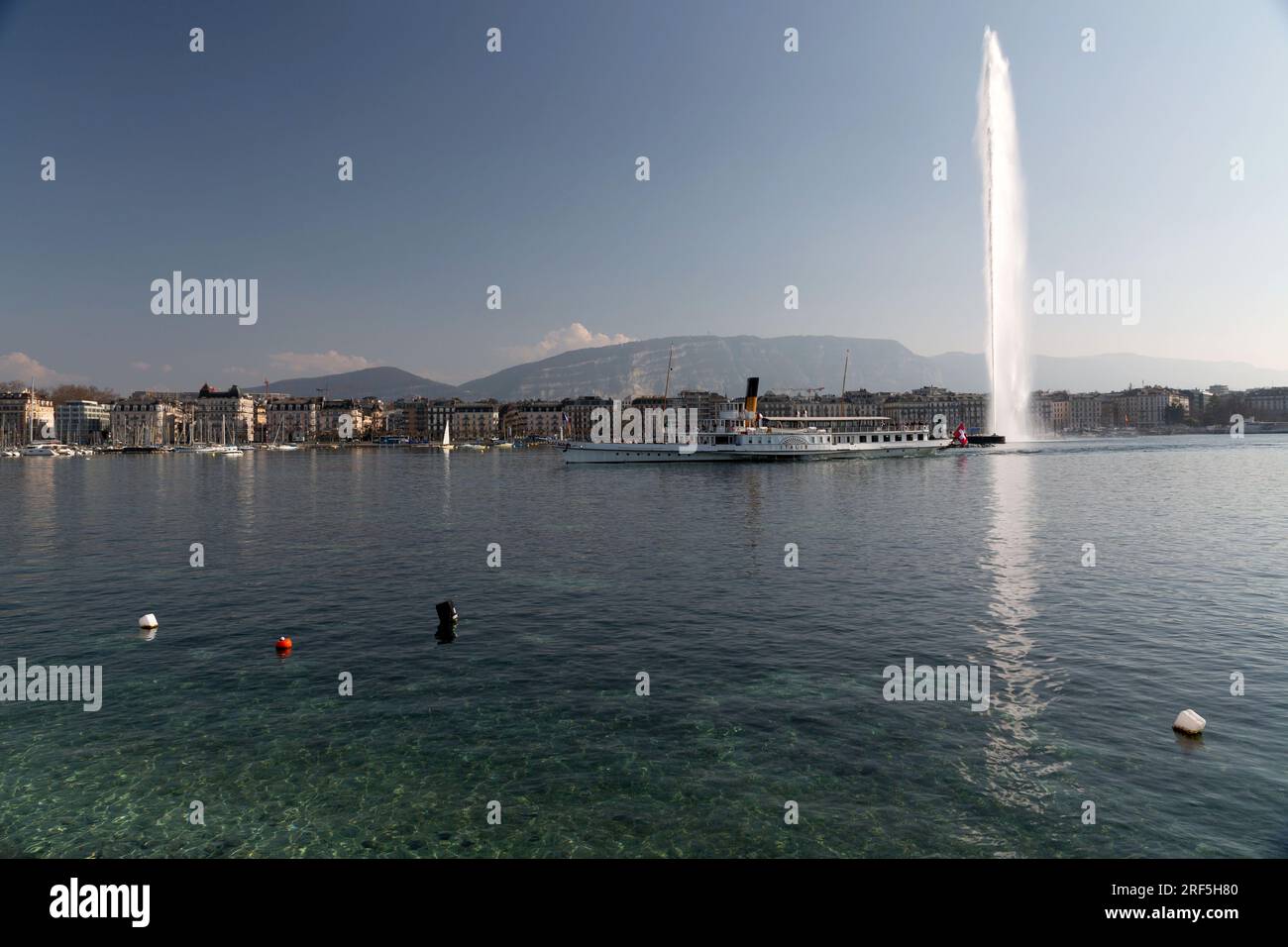 Genf, Schweiz - 25. März 2022: Der Jet d'Eau ist ein großer Brunnen in Genf, Schweiz und eines der berühmtesten Wahrzeichen der Stadt. Stockfoto