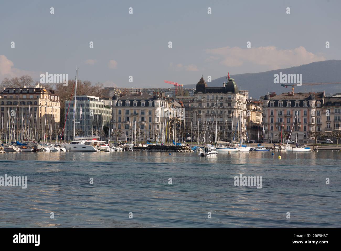 Genf, Schweiz - 25. März 2022: Malerischer Blick vom Genfer See an der Bucht von Genf, dem französischen Teil der Schweiz. Stockfoto