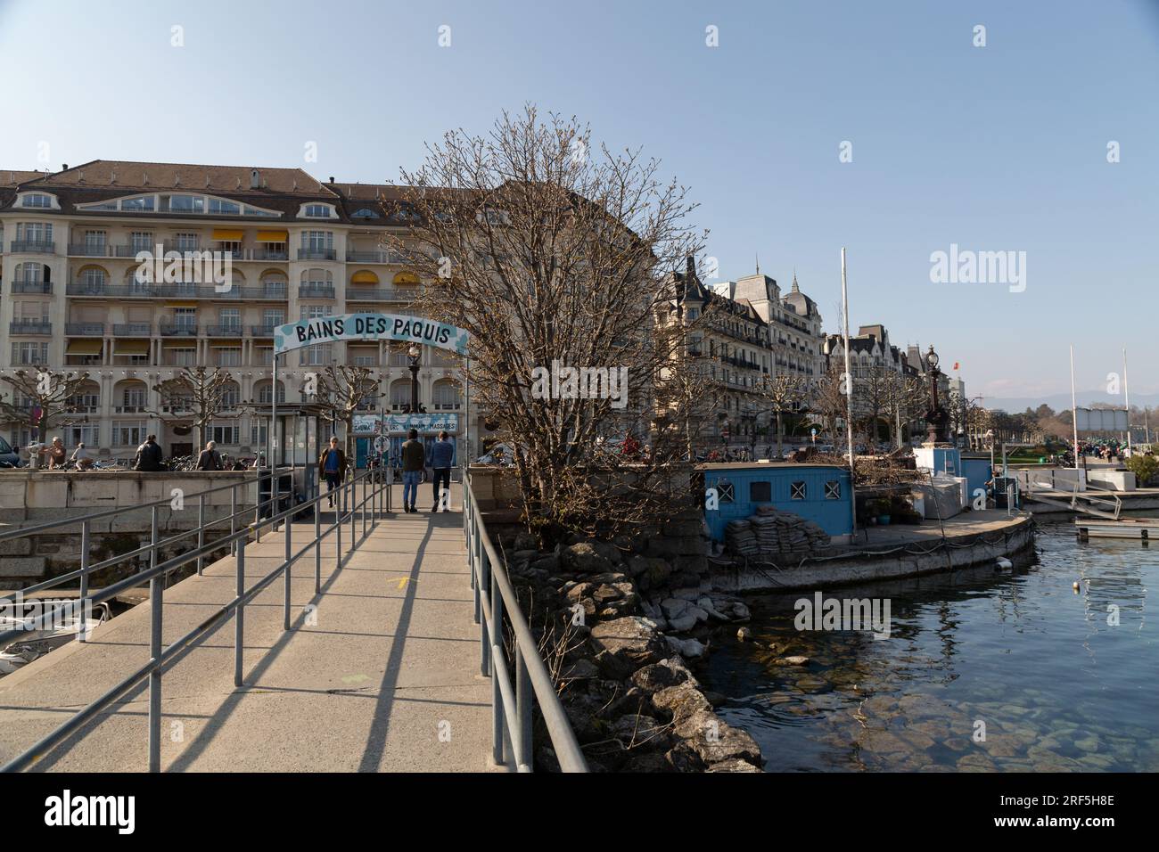 Genf, Schweiz - 25. März 2022: Malerischer Blick vom Genfer See an der Bucht von Genf, dem französischen Teil der Schweiz. Stockfoto