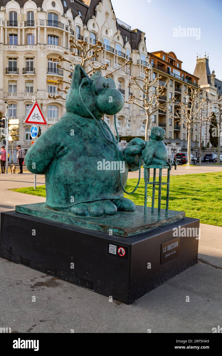 Genf, Schweiz - 25. März 2022: Skulpturenausstellung Le Chat, geschaffen vom belgischen Zeichentrickzeichner Philippe Geluck, am Leman-See Stockfoto