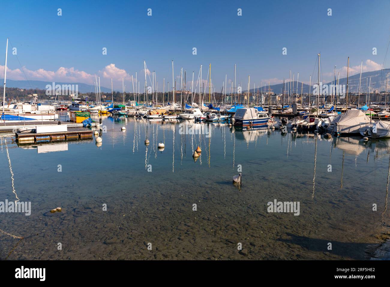 Genf, Schweiz - 25. März 2022: Malerischer Blick vom Genfer See an der Bucht von Genf, dem französischen Teil der Schweiz. Stockfoto