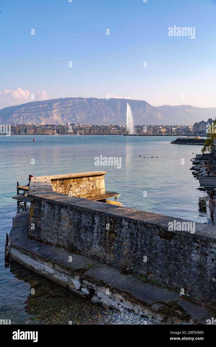 Genf, Schweiz - 25. März 2022: Malerischer Blick vom Genfer See an der Bucht von Genf, dem französischen Teil der Schweiz. Stockfoto