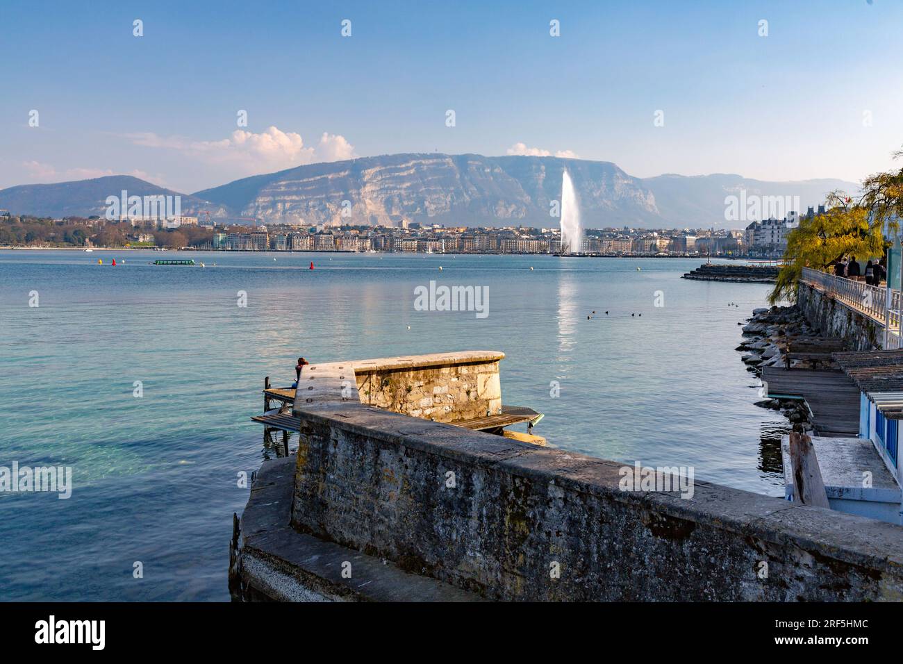 Genf, Schweiz - 25. März 2022: Malerischer Blick vom Genfer See an der Bucht von Genf, dem französischen Teil der Schweiz. Stockfoto