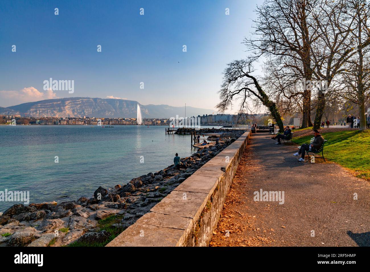 Genf, Schweiz - 25. März 2022: Malerischer Blick vom Genfer See an der Bucht von Genf, dem französischen Teil der Schweiz. Stockfoto