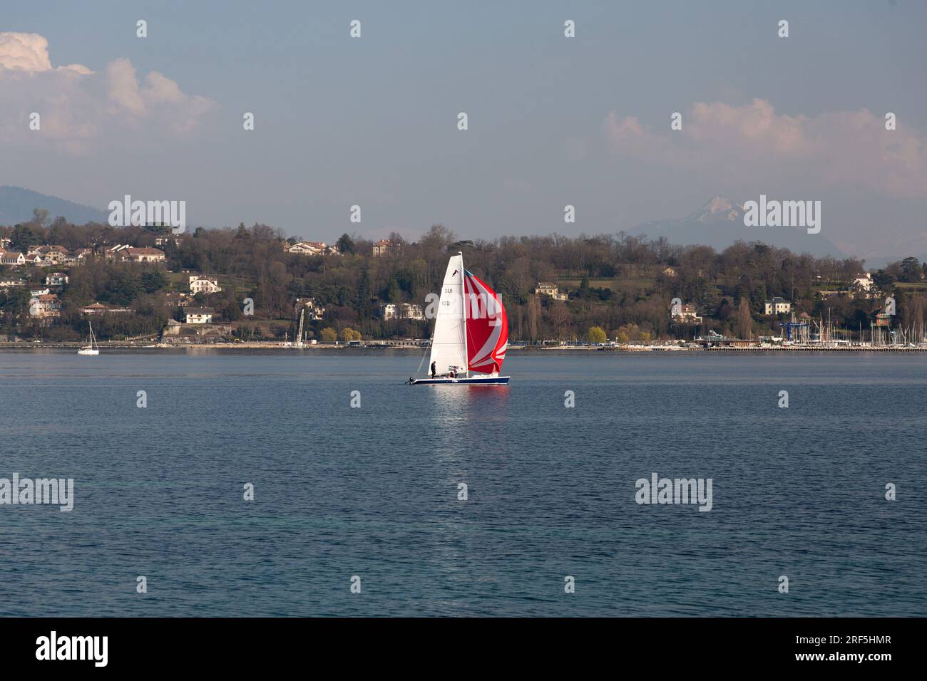 Genf, Schweiz - 25. März 2022: Malerischer Blick vom Genfer See an der Bucht von Genf, dem französischen Teil der Schweiz. Stockfoto
