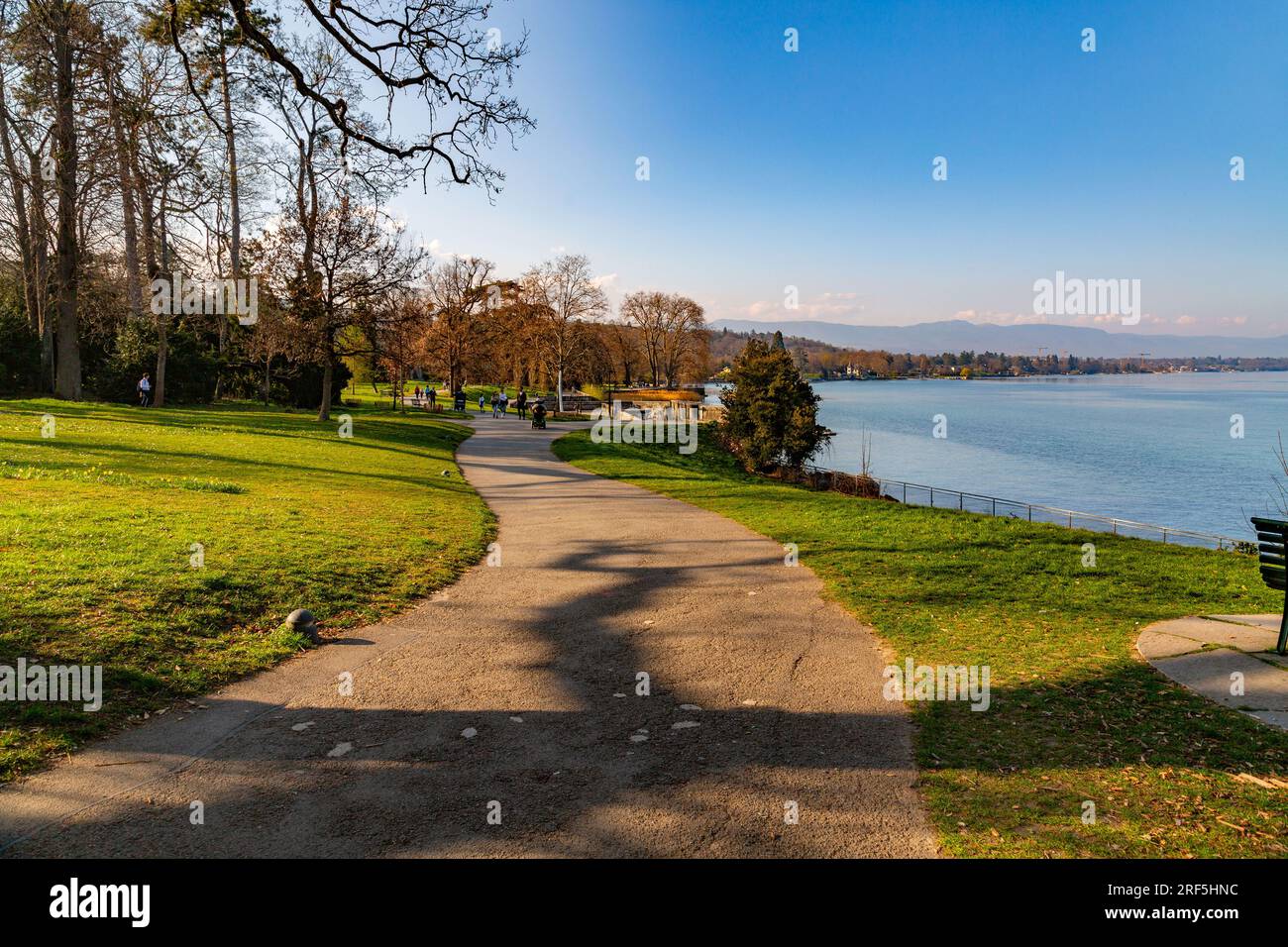 Genf, Schweiz - 25. März 2022: Malerischer Blick vom Genfer See an der Bucht von Genf, dem französischen Teil der Schweiz. Stockfoto