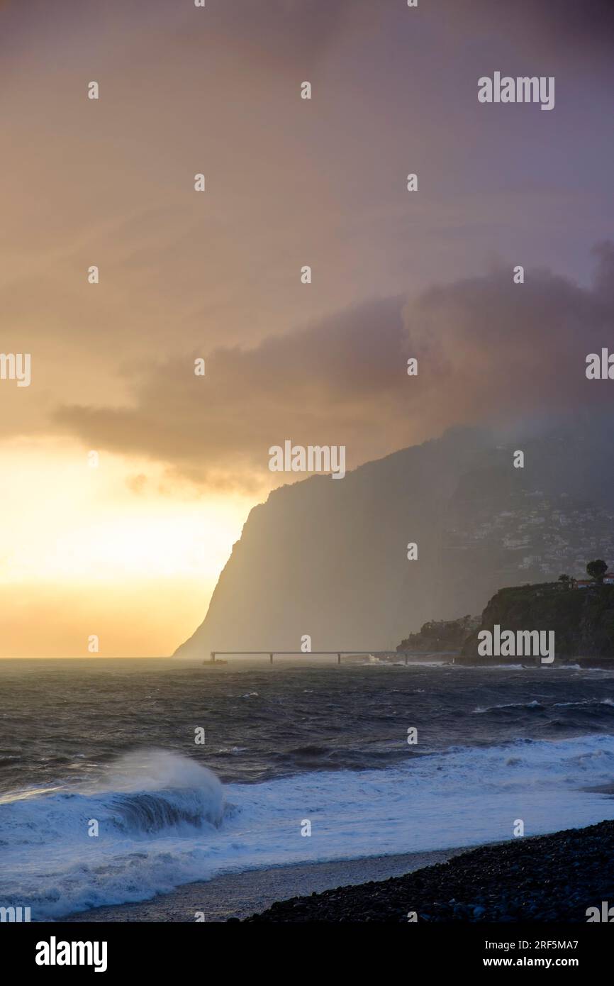 Madeira Funchal Küstenlandschaft, Madeira Küste Sonnenuntergang Wolken Surfen, Wellen Praia Formosa, Formosa Strand, Südküste Madeira Insel Portugal Stockfoto