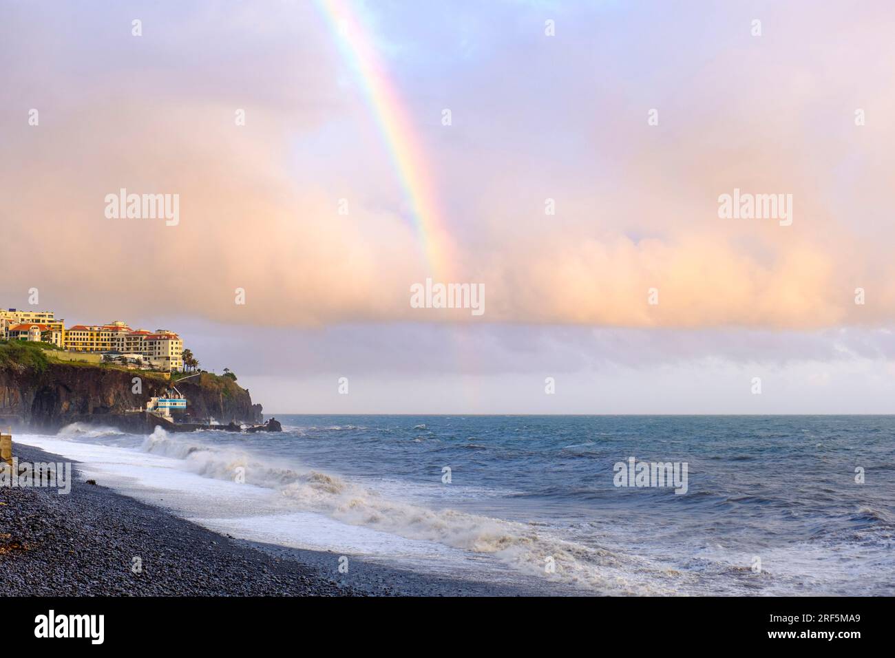 Madeira Küste, Madeira Insel Küste Sonnenuntergang Regenbogenwolken, Praia Formosa, Formosa Strand, Funchal, Madeira Insel Portugal Landschaft Südküste Stockfoto