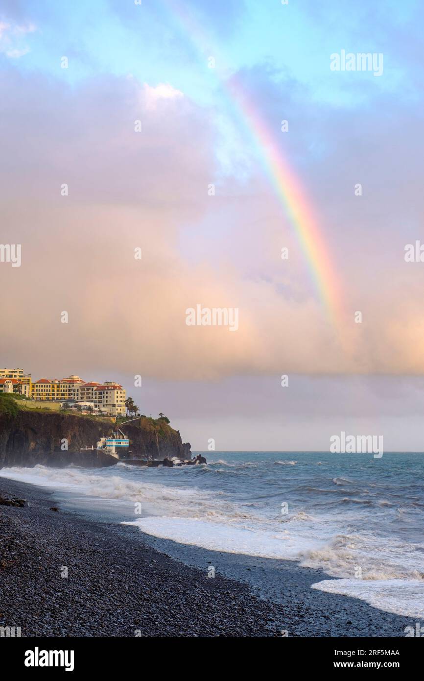Madeira Küste, Madeira Insel Küste Sonnenuntergang Regenbogenwolken, Praia Formosa, Formosa Strand, Funchal, Madeira Insel Portugal Landschaft Südküste Stockfoto