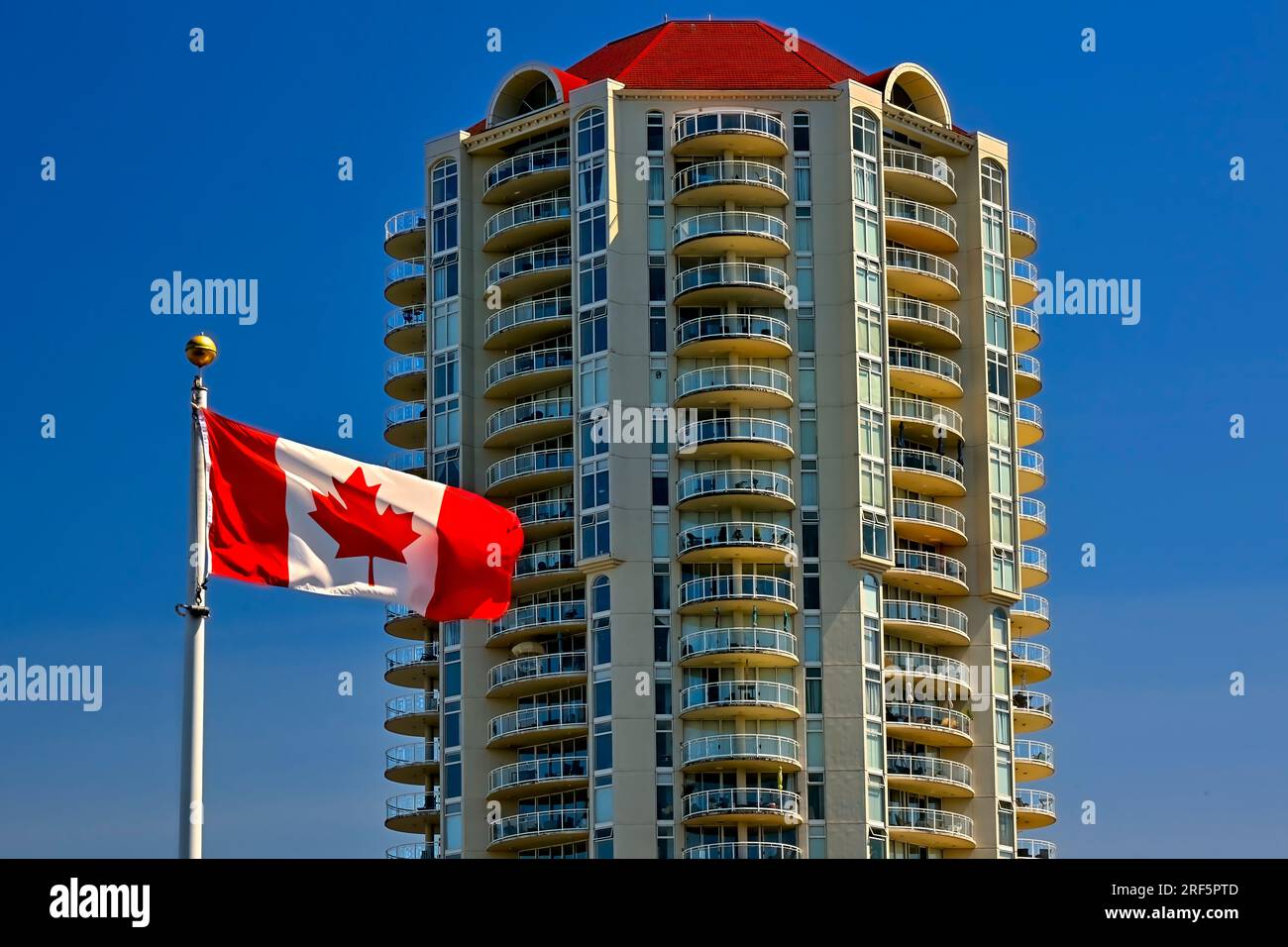 Ein hohes Apartmentgebäude am Ufer in Nanaimo auf Vancouver Island, British Columbia, Kanada Stockfoto