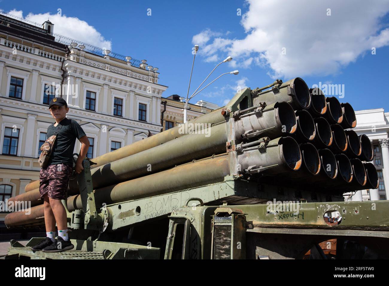 Kiew, Ukraine. 28. Juli 2023. Ein Junge steht auf einem zerstörten russischen Raketensystem, das in Zentral-Kiew ausgestellt ist. (Foto: Oleksii Chumachenko/SOPA Images/Sipa USA) Guthaben: SIPA USA/Alamy Live News Stockfoto