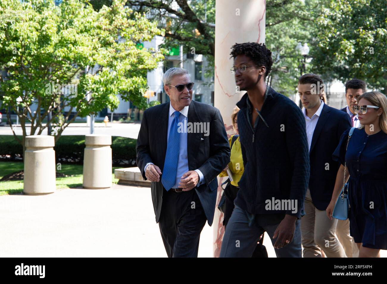 Bridgeport, CT. 31. Juli 2023. Der ehemalige Palm Beach-Entwickler Robert V. Matthews, Left, kommt mit Unterstützern am Bundesgerichtshof in Bridgeport, CT, an, wo er zu 65 Monaten Gefängnis verurteilt wurde. Stockfoto