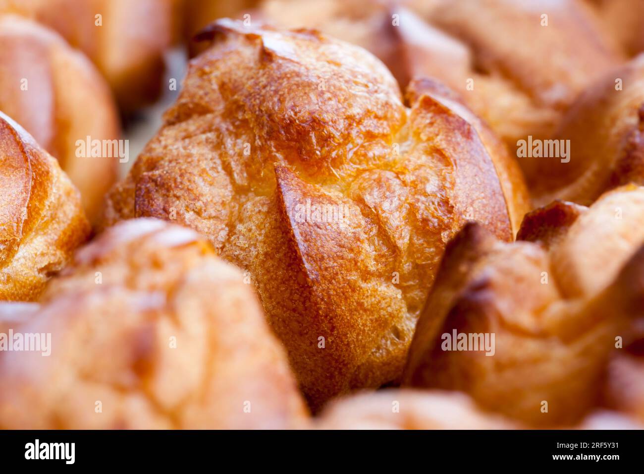 Luftcreme-Kekse in kleinen Größen, weiche Kekse aus Mehl und Eiern, köstliches Gebäck, hohl im Inneren für Füllungen Stockfoto
