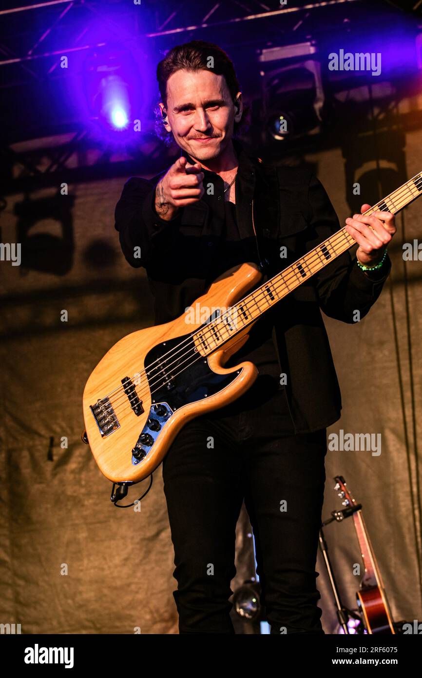 Edmonton, Kanada. 25. Juli 2023. Bobby Martin von der James Barker Band tritt an Tag 9 der K-Days in Edmonton, dem 10-Tage-Lauf, auf die Bühne der Northlights. (Foto: Ron Palmer/SOPA Images/Sipa USA) Guthaben: SIPA USA/Alamy Live News Stockfoto