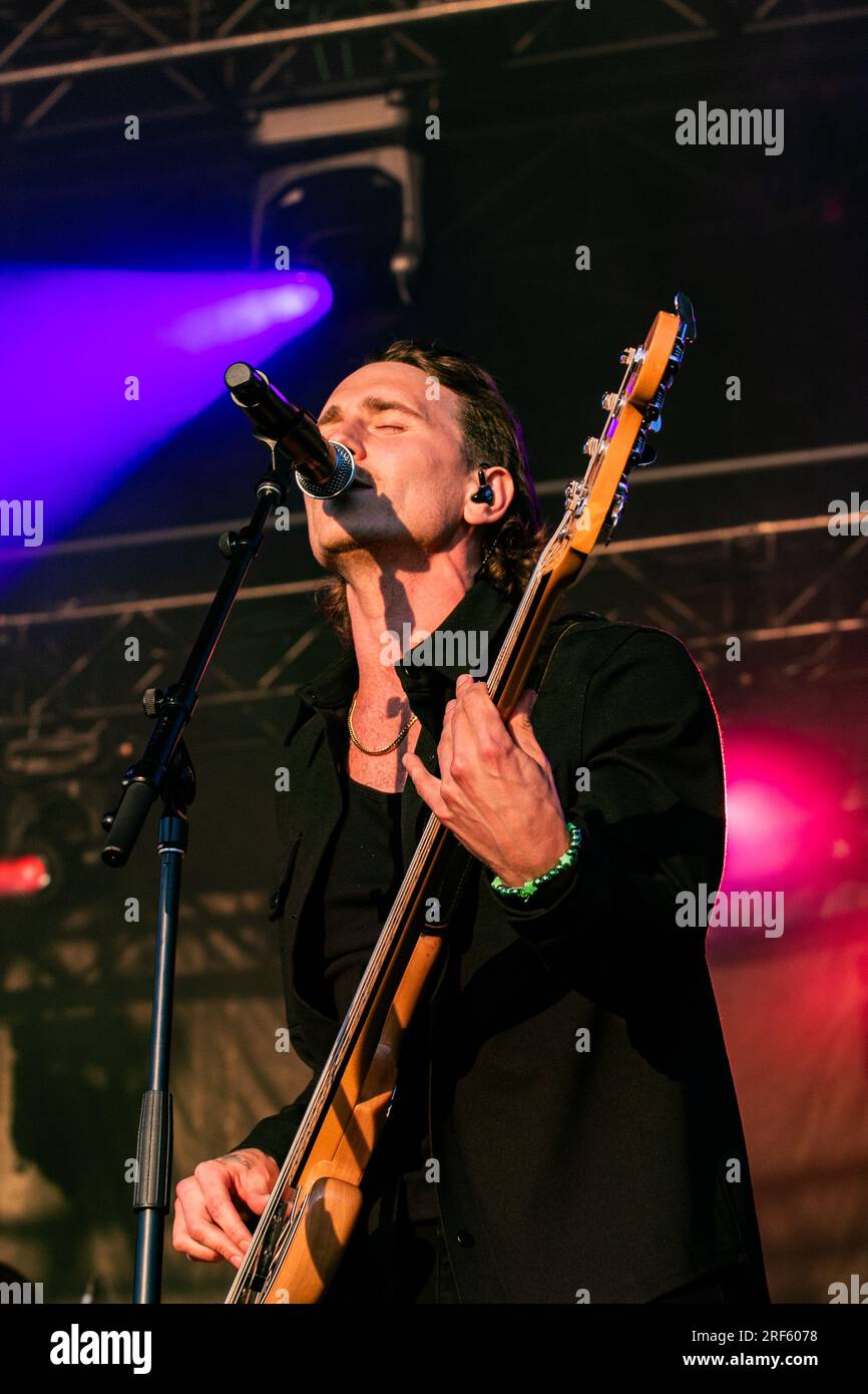 Edmonton, Kanada. 25. Juli 2023. Bobby Martin von der James Barker Band tritt an Tag 9 der K-Days in Edmonton, dem 10-Tage-Lauf, auf die Bühne der Northlights. (Foto: Ron Palmer/SOPA Images/Sipa USA) Guthaben: SIPA USA/Alamy Live News Stockfoto