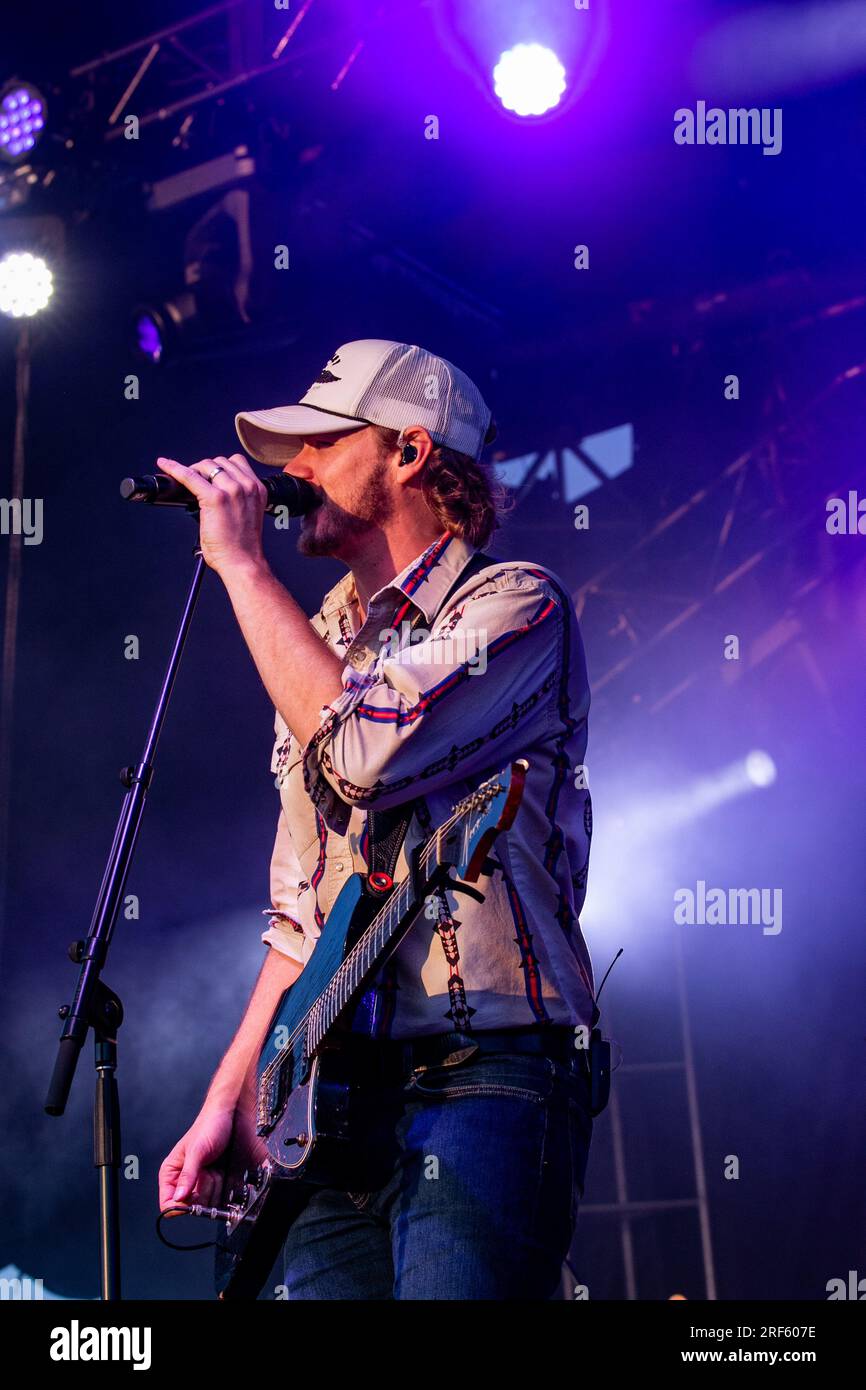 Edmonton, Kanada. 25. Juli 2023. James Barker von der James Barker Band tritt an Tag 9 der K-Days in Edmonton, dem 10-tägigen Lauf, auf die Northlights-Bühne. (Foto: Ron Palmer/SOPA Images/Sipa USA) Guthaben: SIPA USA/Alamy Live News Stockfoto