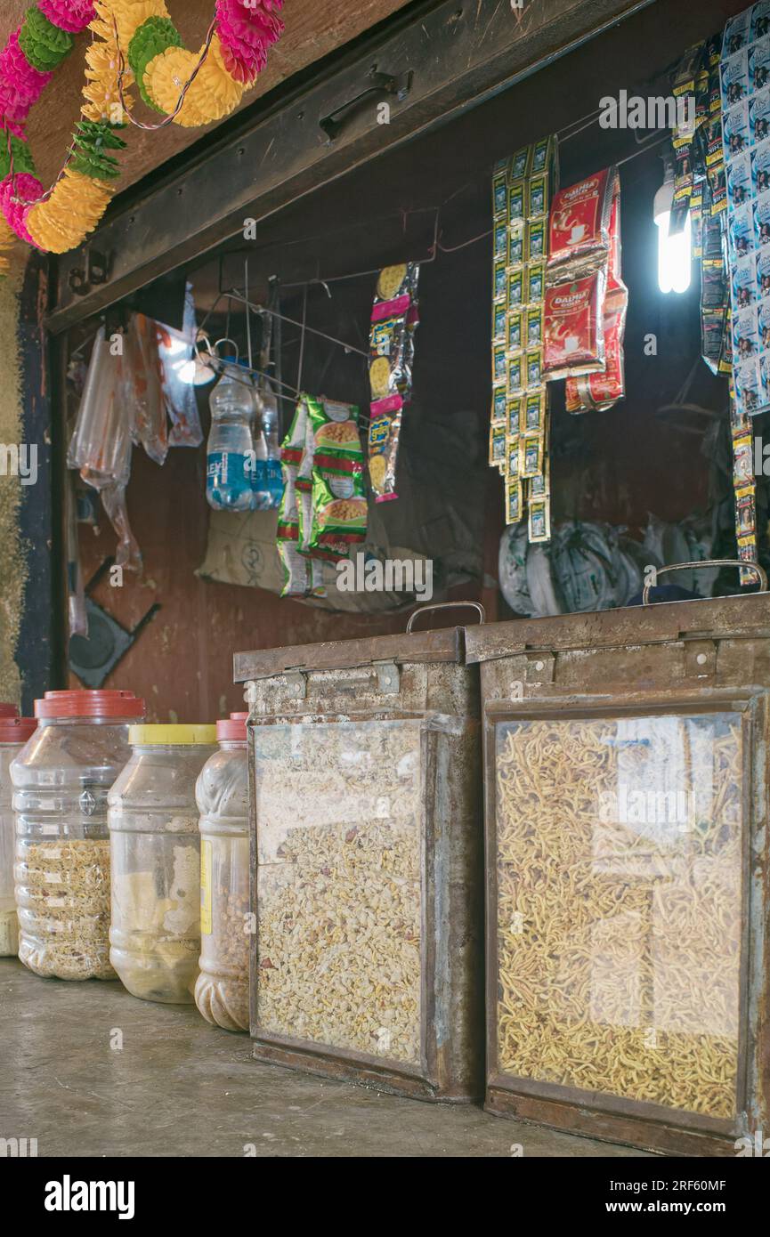 12 24 2014 typischerweise offen für Straßenladen in Indien. Köstliche Snacks, Plaudereien und Nüsse; zum Verkauf im Makhdumpur-Dorf Jehanabad. Bihar Ist Da Stockfoto