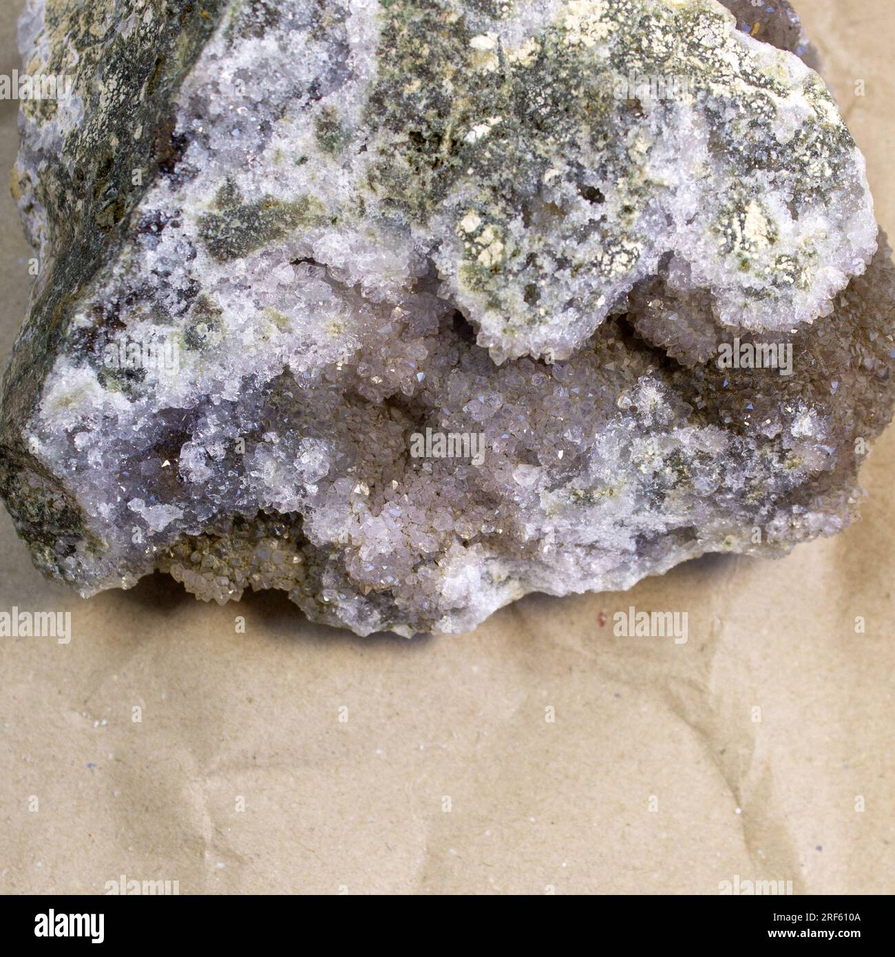 Set aus verschiedenen Amethyst-Naturmineralsteinen und Edelsteinen auf grauem Hintergrund, Draufsicht Stockfoto