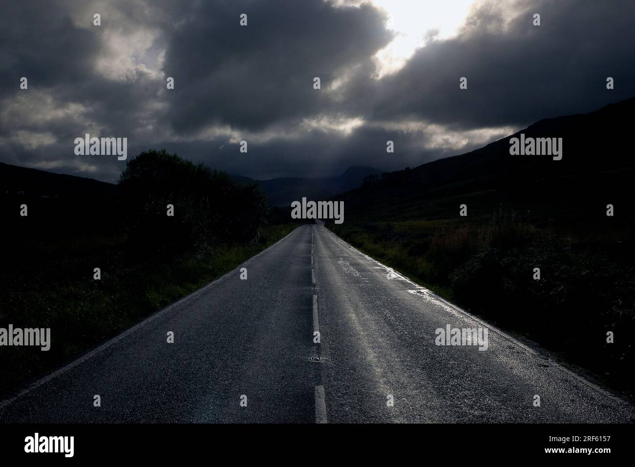 Farbaufnahme einer isolierten Straße und Gewitterwolken, Capel Curig, Snowdonia National Park, Wales, Vereinigtes Königreich, 2022. Stockfoto