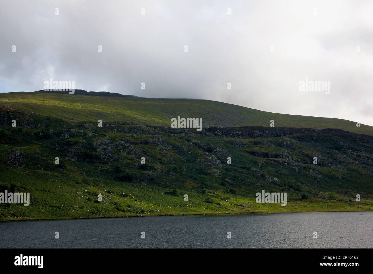 Farbfoto eines Sees und üppiger grüner Hügel, Capel Curig, Snowdonia National Park, Wales, Vereinigtes Königreich, 2022. Stockfoto
