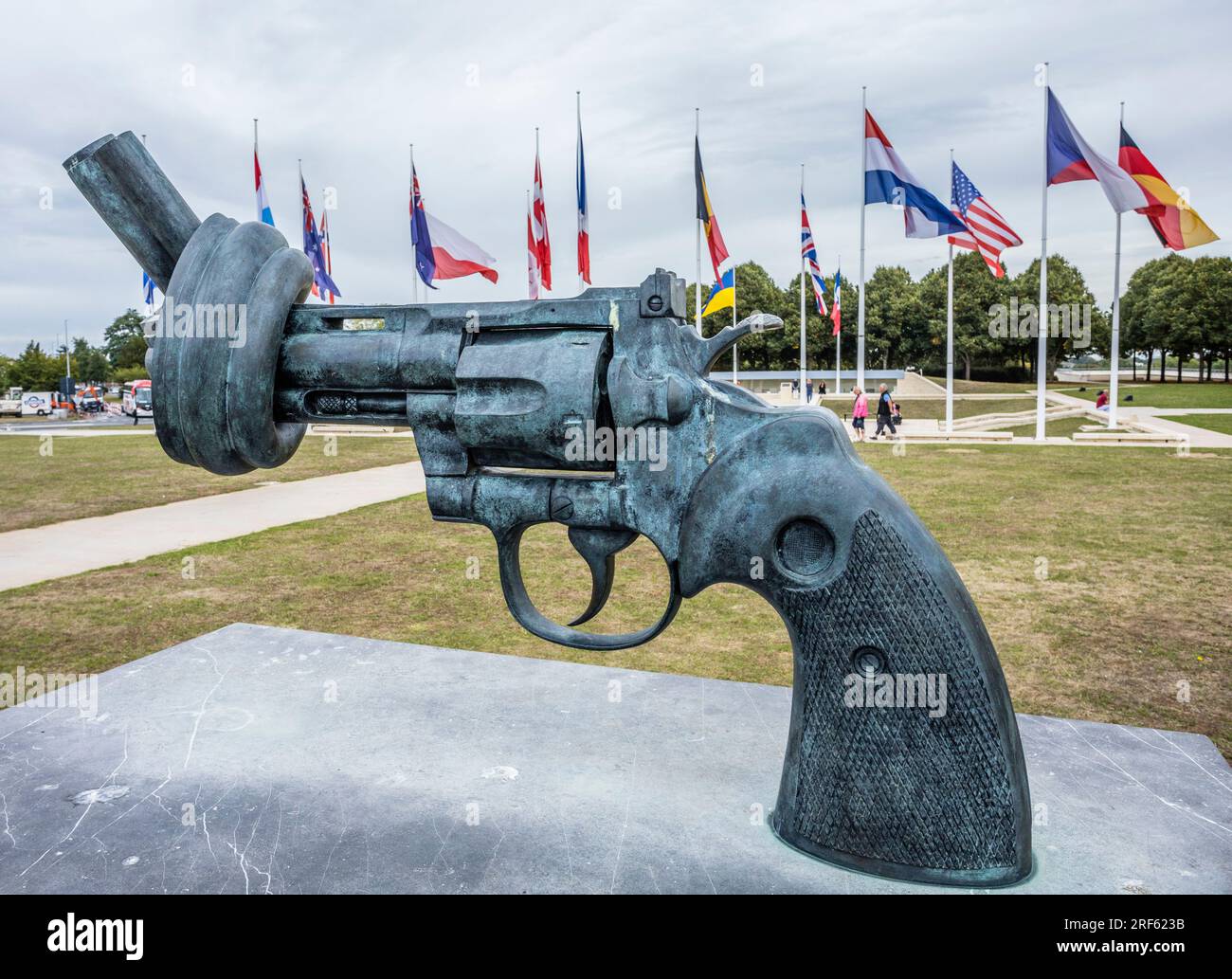 Gewaltlose Skulptur von Carl Fredrik Reuterswärd, eine geknotete Colt Python .357 Magnum Pistole. Am Mémorial de Caen, einem Museum und Kriegsdenkmal in Caen, Stockfoto