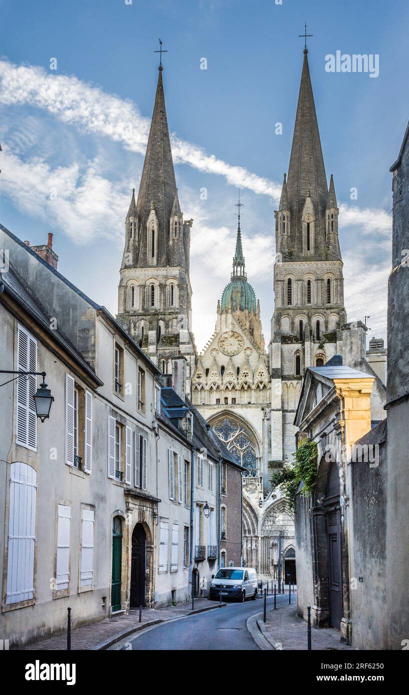 Die Rue de la Maîtrise im historischen Zentrum von Bayeux ist eine der am besten erhaltenen mittelalterlichen Straßen und war das kanonische Viertel neben der Kathedrale. Stockfoto