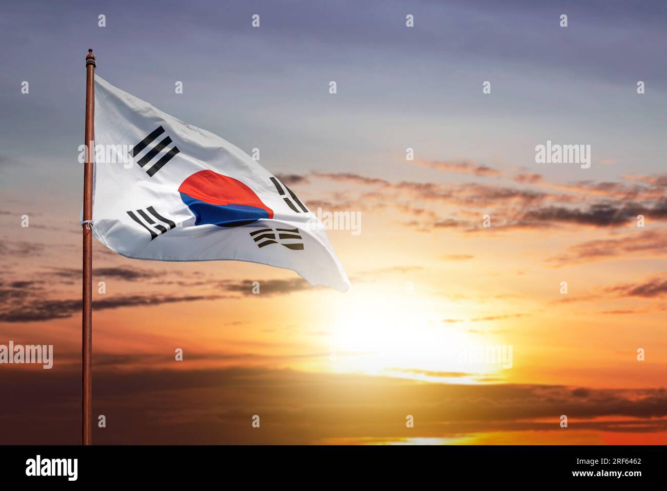 Die koreanische Flagge winkt am Himmel. Konzept für den nationalen Befreiungstag Koreas Stockfoto