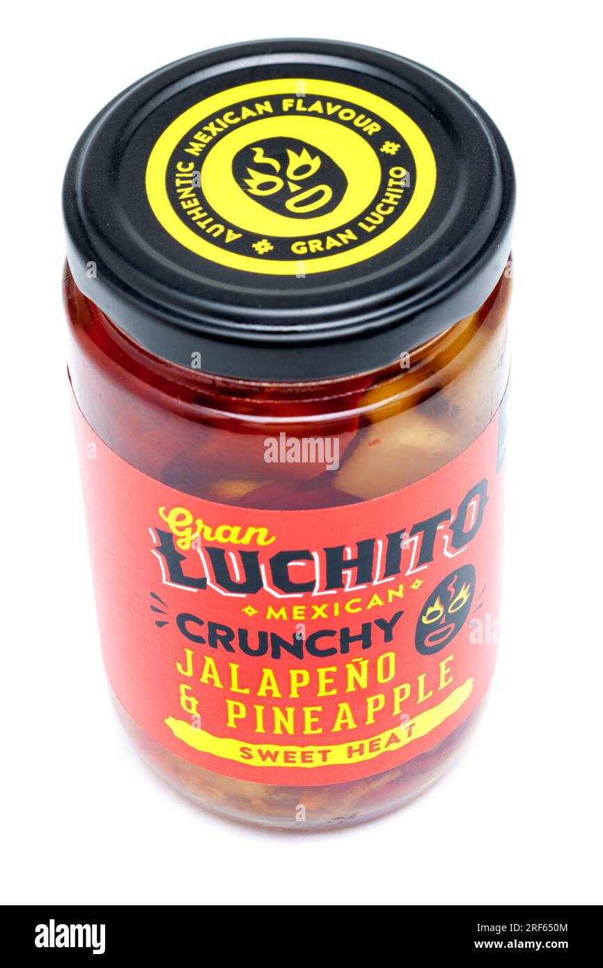 215g Glas Gran Luchito mexikanisches rotes Crunchy Jalapeños mit Ananas Stockfoto