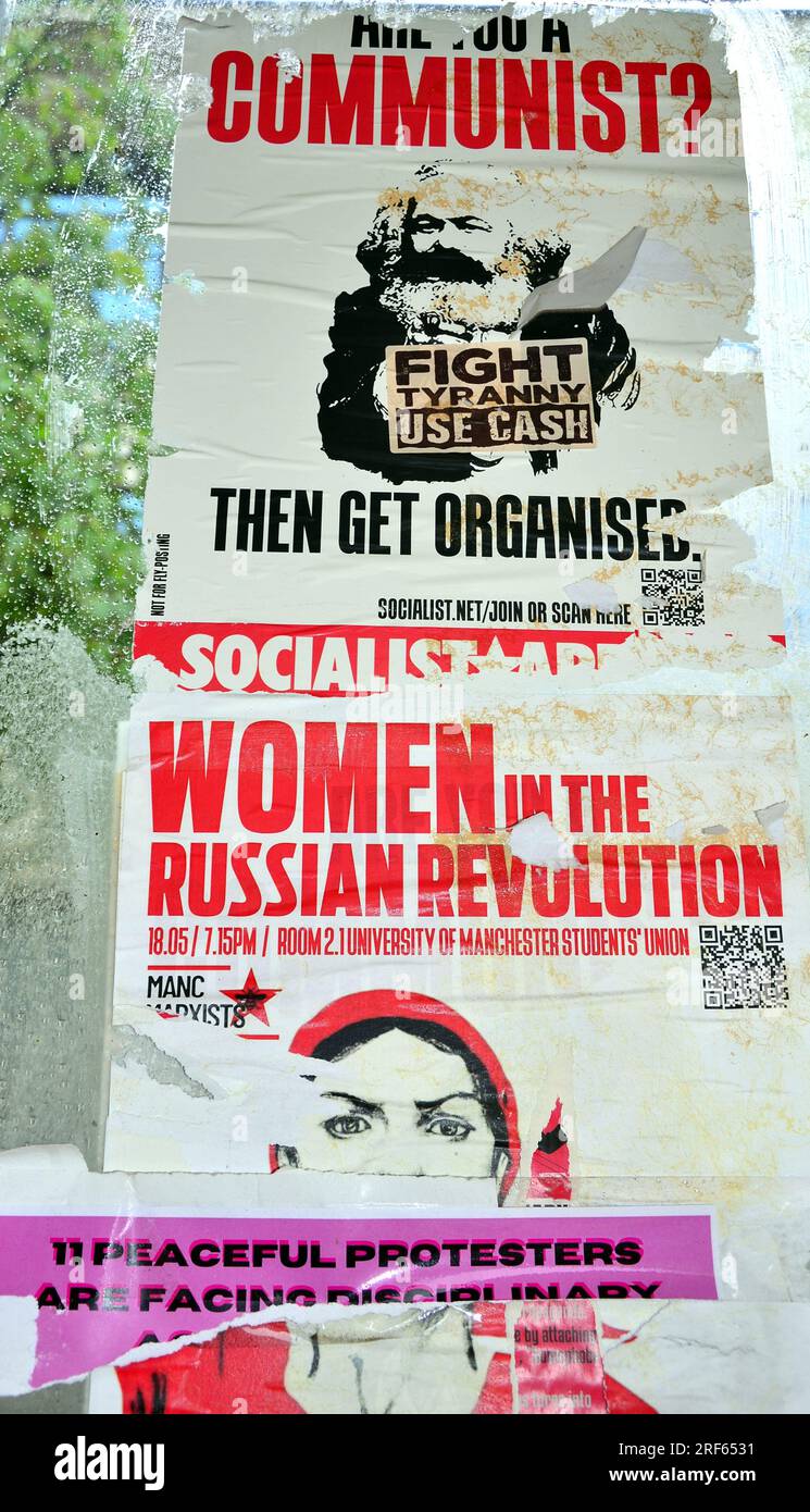 Zerrissene oder zerrissene Plakate und Graffiti auf ihnen an der Universität Manchester, Bushaltestelle neben der Studentenvereinigung, einschließlich Erwähnung von sozialistischen Frauen, Frauen in der russischen Revolution, Kampf gegen Tyrannei benutzen Bargeld, Stockfoto