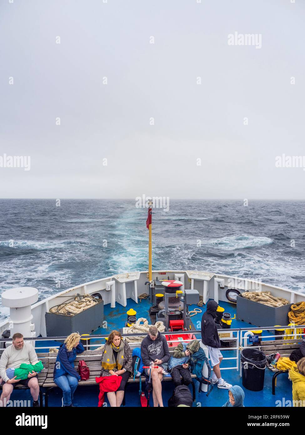 Passangers auf der Scillonian Ferry, Keltische See, auf dem Weg nach Hugh Town, St. Marys, Isles of Scilly, Cornwall, England, UK, GB. Stockfoto
