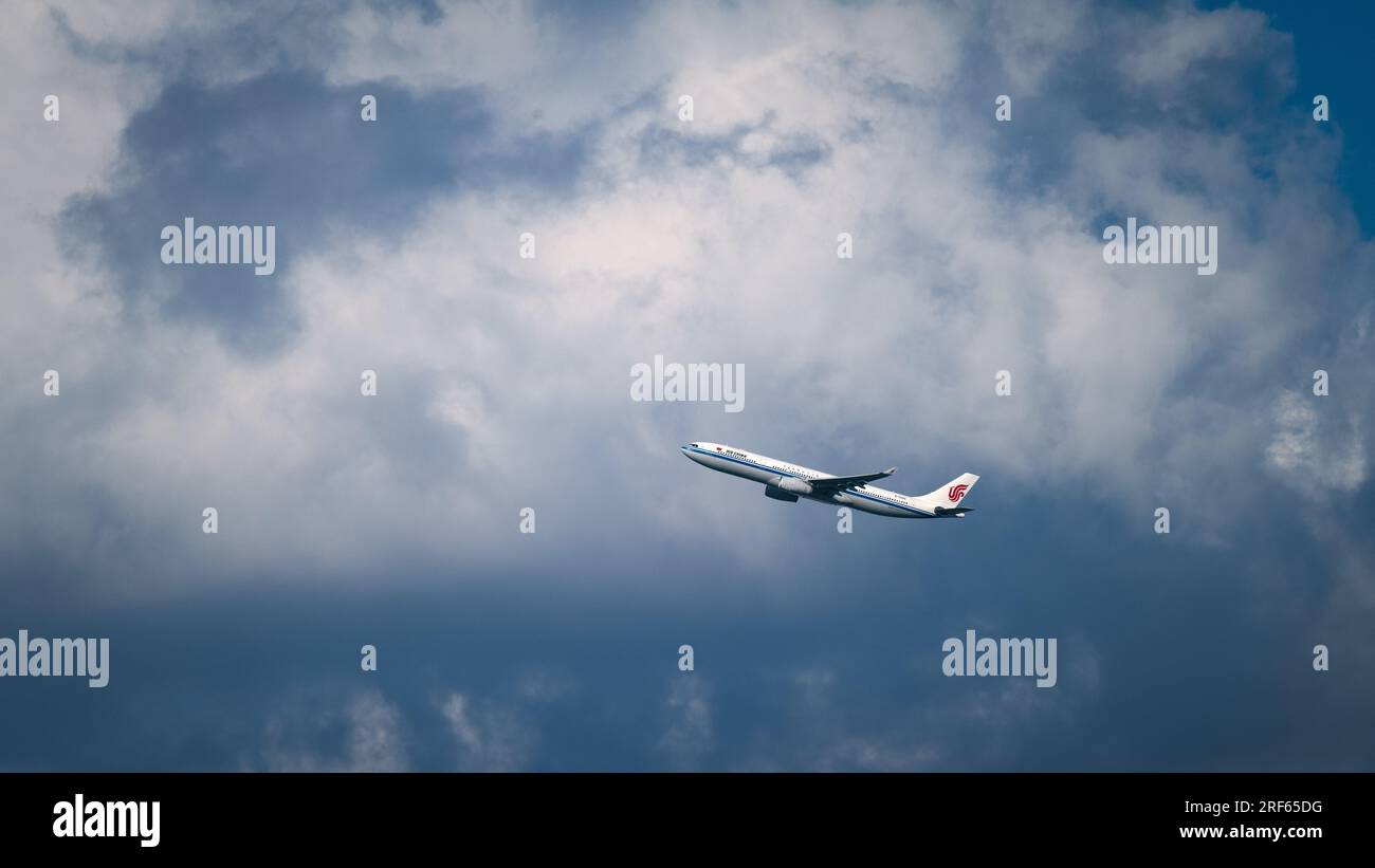 Das Flugzeug der China International Airlines B-5956 an einem sonnigen Tag. Stockfoto