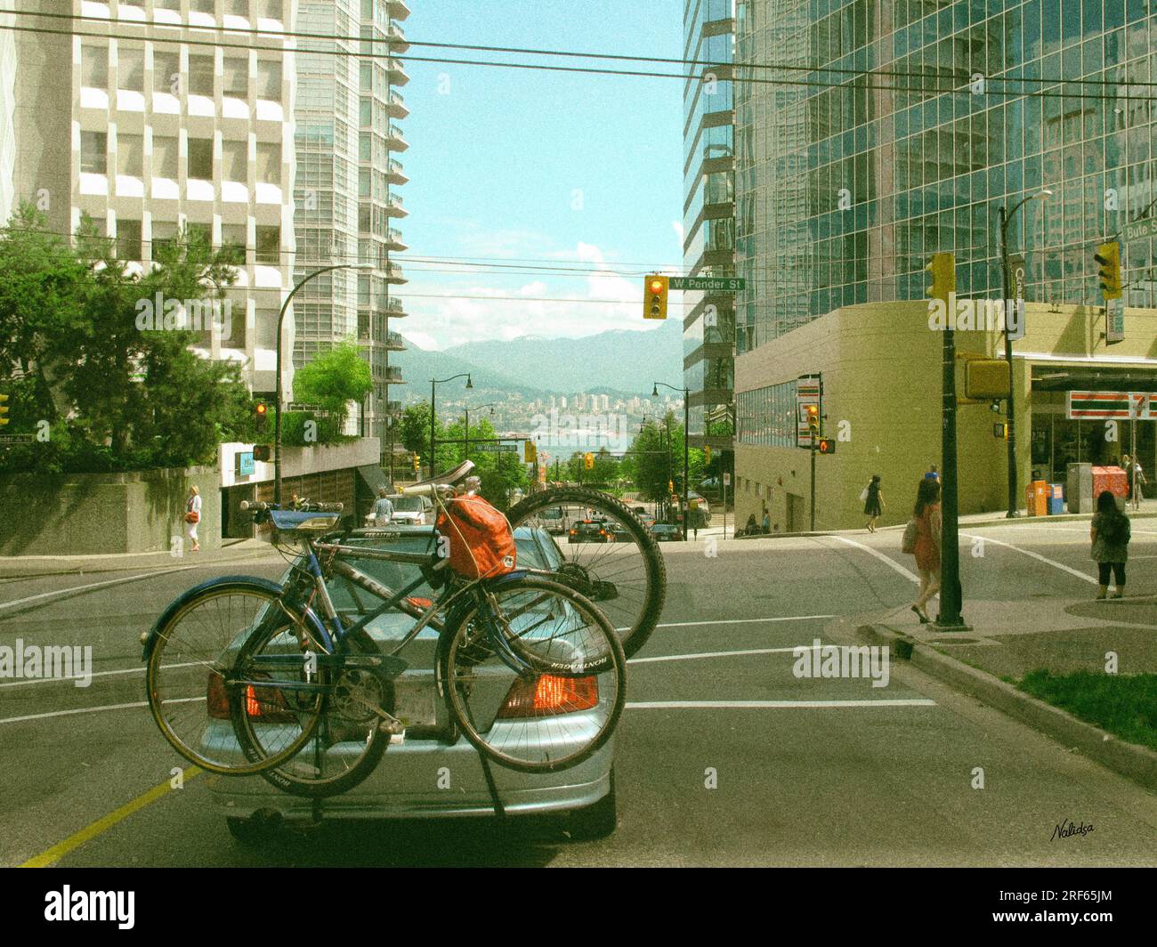 Blick von einem geparkten Fahrzeug aus der Perspektive der Passagiere und Blick durch eine Windschutzscheibe auf die Bute Street auf einem Road Trip in die Innenstadt von Vancouver City, Brian Stockfoto