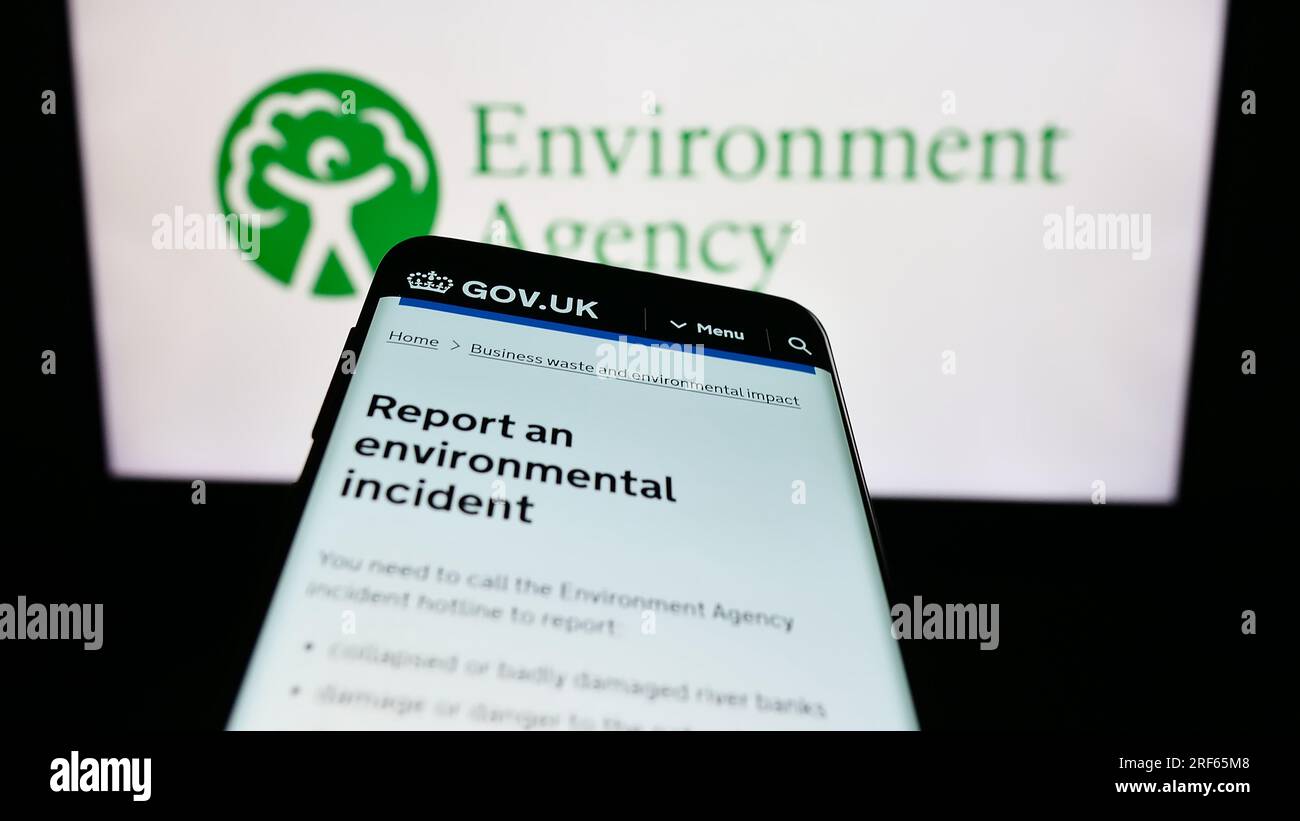 Smartphone mit Website der British Public Body Environment Agency (EA) auf dem Bildschirm vor dem Logo. Fokus auf oberer linker Seite des Telefondisplays. Stockfoto