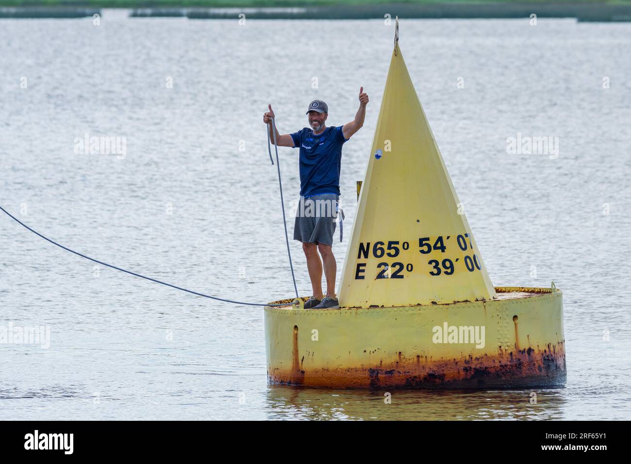 Mittelsommersegel 2023. Die längste Ostseeregatta von Wismar nach Töre. Teilnahme von Philipp Hympendahl. Zielfoto auf der nördlichsten Tonne in Töre. Stockfoto